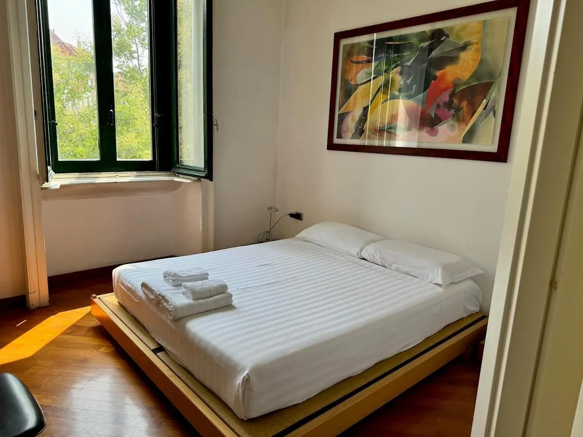 Design Apartment In City Center Милан