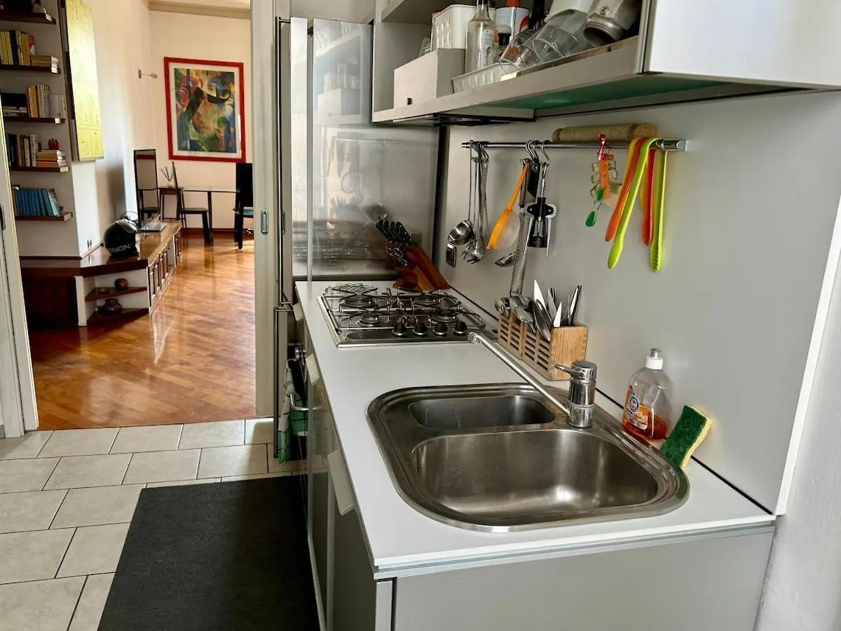 Design Apartment In City Center Милан